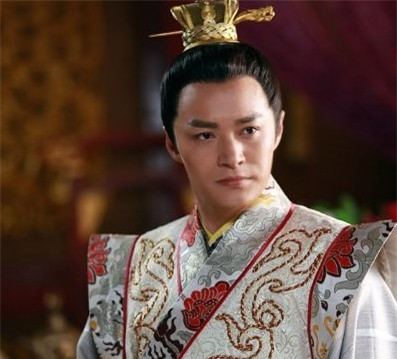 ##sc### Con cả của Tư Mã Trung là Tư Mã Duật còn nhỏ đã tỏ ra là người thông minh lanh lợi, khiến Vũ Đế rất yêu quý. Vệ Quán nhiều lần khuyên Tấn Vũ đế nên thay ngôi thái tử. Vũ đế cho rằng tuy con dốt nhưng cháu giỏi thì sau này có thể giúp con và hy vọng Duật sẽ trở thành minh quân nhà Tấn. Các sử gia Trung Quốc cho rằng tính toán này của Vũ Đế thiếu sâu sắc vì Duật không phải là con ruột của Giả phi Nam Phong nên không có gì bảo đảm cho tương lai của Duật có thể được kế vị. (Ảnh minh họa Tư Mã Duật)