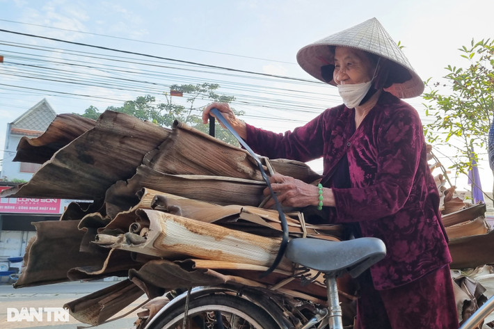 Sau 1 tuần, bà Phạm Thị Hường (80 tuổi) ở xã Hành Đức, huyện Nghĩa Hành, gom góp được 40 mo cau khô. Bà Hường dùng xe đạp chở mo cau đi bán từ rất sớm rồi tranh thủ đi chợ. "Bà già rồi, không làm được gì ra tiền nên lúc rảnh lại đi nhặt mo cau mang bán. Mỗi tuần cũng kiếm được vài chục nghìn đồng đi chợ mua thức ăn", bà Hường nói.