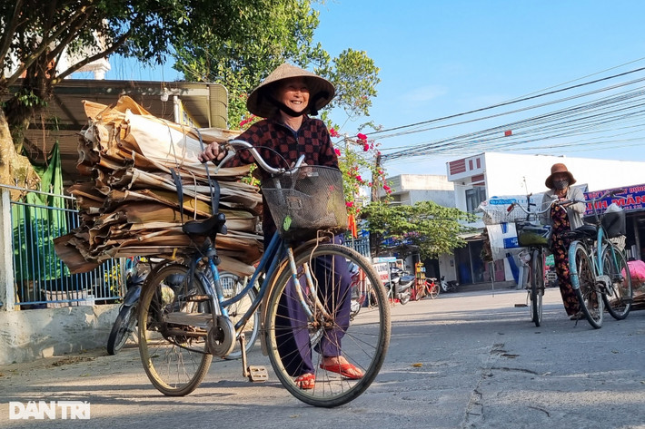 Chợ nhóm họp 6-8h nên từ sáng sớm, nhiều cụ bà tất tả mang mo cau đến bán. Nhiều người phải chở 2 chuyến mới hết hàng.