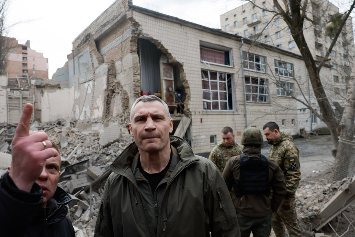 Thị trưởng Kiev Vitali Klitschko thăm hiện trường một tòa nhà bị hư hại sau cuộc tấn công bằng tên lửa của Nga.