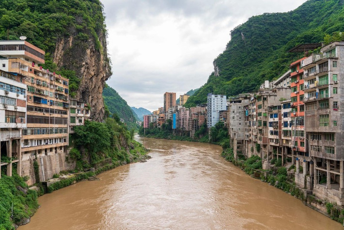 Thành phố Diêm Tân có tuổi đời hàng trăm năm nằm dọc hai bên bờ sông Nậm Thi, giữa những dãy núi dốc ở tỉnh Vân Nam, Trung Quốc nên giá nhà tại đây cũng rất cao. Theo Darmau.