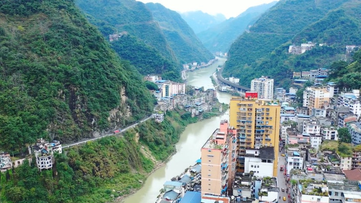 Diêm Tân là thành phố hẹp nhất thế giới, với chiều rộng trung bình khoảng 300 m, có điểm chỉ rộng 30 m. Đặc điểm đáng chú ý của thành phố này có nhiều tòa chung cư đều nằm ở ven bờ sông, được xây kiểu nhà sàn, móng nhà làm bằng những cây cột cao để chống ngập lụt khi nước dâng lên. Theo Darmau.