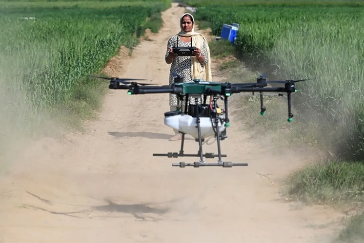 Họ được đào tạo thành phi công, được cấp miễn phí UAV nặng 30kg cùng với các phương tiện chạy bằng pin để vận chuyển chúng.