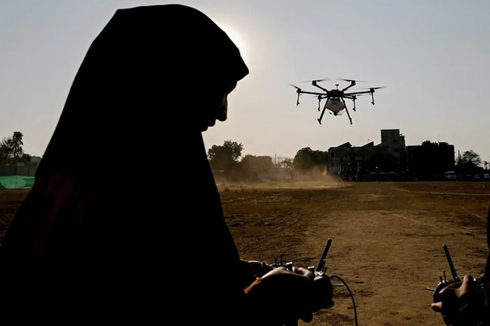 Một phụ nữ muốn trở thành phi công điều khiển UAV tại trung tâm đào tạo Drone Destination ở Manesar, bang Haryana, Ấn Độ.
