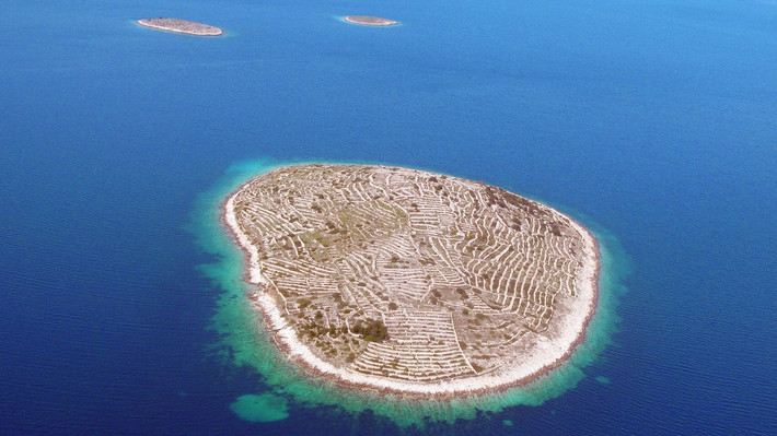 Đảo Baljenac nằm tại vùng biển Adriatic, Croatia, có diện tích khoảng 1,4km2. Hòn đảo hình bầu dục được bao phủ bởi một mạng lưới tường đá khô dài 23 km
