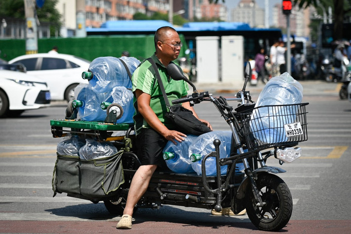 Trung tâm Khí tượng Quốc gia Trung Quốc cho biết, nhiệt độ tăng lên tới 39 độ C ở thủ đô Bắc Kinh và các khu vực lân cận Thiên Tân và Hà Bắc vào ngày 18/6.