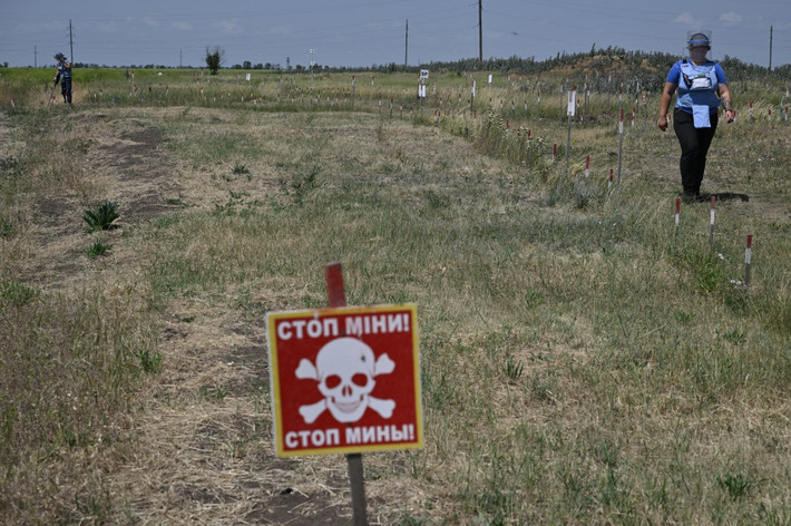 Theo số liệu chính thức, ngày càng có nhiều phụ nữ ở Ukraine tham gia vào các đội rà phá bom mìn. (Nguồn ảnh: Al Jazeera)