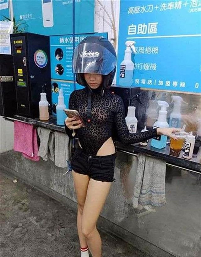 Một cô gái Đài Loan có lựa chọn trang phục táo bạo khi đi rửa xe. Người ta cho rằng không phải lúc nào việc diện hở cũng mang lại cảm nhận quyến rũ tinh tế, do đó cần vô cùng cẩn trọng.