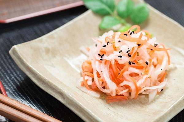 Kohaku namasu (dưa chua): Lại thêm một món ăn nữa mang màu đỏ và trắng đó là Kohaku namasu – một loại dưa chua làm từ cà rốt và củ cải trắng xắt sợi, muối chua ngọt với giấm và nước quýt yuzu. Ngoài việc có màu sắc tượng trưng cho năm mới, món ăn này còn là biểu tượng cho mối quan hệ gia đình ngày càng sâu sắc.