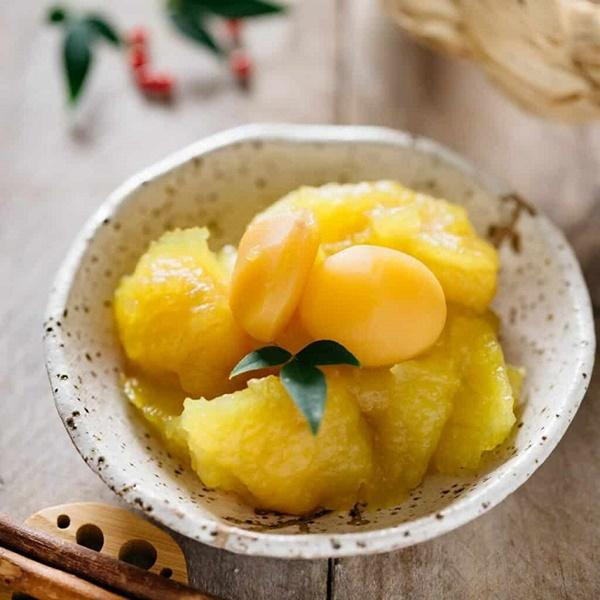 Kurikinton (hạt dẻ ngào đường): Theo quan niệm của người Nhật, nếu năm mới muốn đạt được sự giàu có, sung túc thì cần phải ăn món Kurikinton. Món này được làm bằng cách ngào hạt dẻ với đường, có thể ăn riêng mình Kurikinton hoặc ăn chung với khoai lang nghiền. Màu vàng và hình dạng của hạt dẻ trông rất giống với đồng koban – một loại đồng xu từng được sử dụng ở Nhật. Vậy nên món ăn này đại diện cho sự giàu có và thịnh vượng về tài chính.