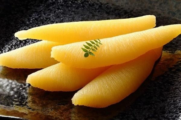 Kazunoko (trứng cá trích muối): Kazunoko tượng trưng cho khả năng sinh sản. “Kazu” trong tiếng Nhật có nghĩa là số, và “ko” có nghĩa là đứa trẻ. Món ăn này tượng trưng cho lời chúc con đàn cháu đống trong dịp năm mới. Ngoài trứng cá trích, người ta cũng có thể thay thế món này bằng Ikura nghĩa là trứng cá hồi do ý nghĩa tượng trưng của hai món ăn này giống nhau.