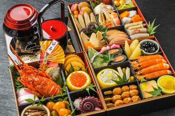 Nguồn gốc của Osechi Ryori: Trước kia, Osechi Ryori được gắn liền với lễ tế cho các vị thần vào ngày sechinichi – ngày khởi đầu của mỗi mùa trong năm. Những món ăn trang trí tỉ mỉ gọi là “sechie” sẽ được dâng lên cho các vị thần nhằm bày tỏ sự biết ơn và mong muốn một mùa mưa thuận gió hòa. Ban đầu truyền thống này chỉ thuộc về giới quý tộc, tuy nhiên đến thời Edo (1603-1868) nó đã dần trở nên phổ biến ở các tầng lớp khác. Mặc dù Osechi Ryori từng được ăn nhiều lần trong năm, nhưng theo thời gian, nó dần trở thành truyền thống đặc biệt gắn liền với ngày sechinichi mùa xuân, cũng là ngày bắt đầu năm mới.