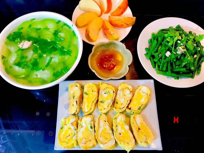 hị tiết lộ, chi phí các bữa ăn hàng ngày dao động từ 100k đến 200k. Một thực đơn thanh đạm với trứng cuộn, canh bí xanh, đậu đũa xào và tráng miệng táo. Các món ăn trông đầy ú ụ là vậy nhưng đều được cả nhà "xử lý" sạch bách mỗi ngày. Bí quyết của chị Tình rất đơn giản: Hãy ưu tiên chọn đồ tươi sống và kết hợp đúng nguyên liệu. Chẳng hạn kho cá phải có riềng, sả, nghệ. Các món rau phải đun lửa to để giữ độ xanh và tươi.