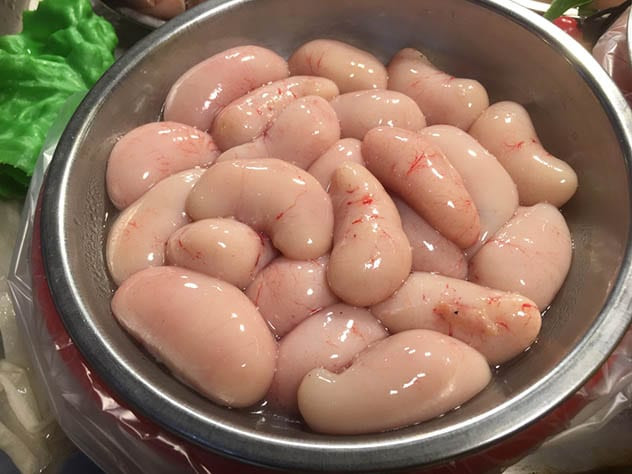 Tinh hoàn gà: Tinh hoàn gà có tác dụng tăng cường sinh lý nam giới và giúp làm đẹp da. Chúng được nấu chín vừa phải để giữ được độ mềm và ngon