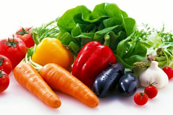 Các thực phẩm chứa đường Fructose và vitamin C: Trong thai kỳ, bà bầu ăn nhiều các loại thực phẩm chứa vitamin C và đường Fructose không chỉ giúp làm giảm triệu chứng ốm nghén, mà còn thúc đẩy hiệu quả sự tăng trưởng và phát triển đôi mắt của em bé. Đặc biệt vitamin C là thành phần quan trọng của thủy tinh thể, giúp đôi mắt bé sáng và trong. Thiếu dưỡng chất này sẽ làm tăng nguy cơ đục thủy tinh thể sớm ở trẻ. Mẹ bầu có thể bổ sung những dưỡng chất này bằng các loại trái cây và rau củ như dưa chuột, bắp cải, táo, lê, cam…