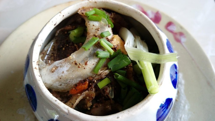 Cách thưởng thức ngon nhất là hầm mắt cá với các loại thảo mộc. Mùi thơm đặc biệt của các loại rau thơm sẽ giúp món ăn bớt tanh. Bên cạnh đó, món ăn này có hàm lượng cao omega 3 và DHA, rất tốt cho mắt và trí não.