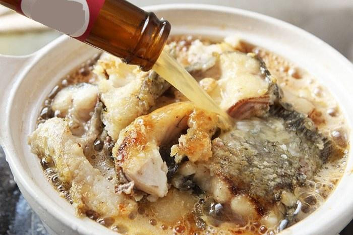 Dùng nấu món cá kho: Món kho cũng mất khá nhiều thời gian để ngấm gia vị. Khi cho bia vào cùng mắm, muối thì thịt cá sẽ mau ngấm vị hơn. Ngoài ra, bia còn giúp cho thịt, cá mềm hơn đồng thời cũng giảm mùi tanh của cá.
