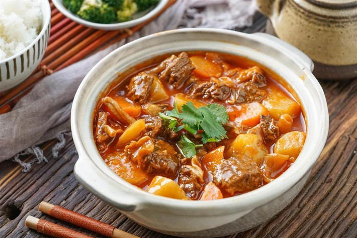 Hầm thịt bò: Hầm thịt bò thường mất nhiều thời gian hơn vì thế nếu thay nước bằng bia thì thịt sẽ nhanh mềm hơn và cũng không làm mất đi hương vị vốn có của món ăn.