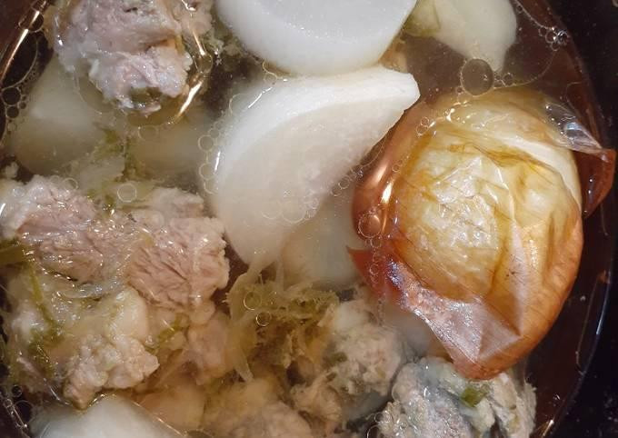 Nêm nhiều mì chính vào nước hầm xương: Nhiều người mách nhau khi hầm xương thì cho thêm chút mì chính để tạo độ ngọt cho món ăn. Tuy nhiên, nếu lạm dụng quá nhiều sẽ khiến món canh mất đi vị ngọt tự nhiên của xương, đồng thời gây hại cho sức khỏe. Thay vào đó, bạn có thể sử dụng chất ngọt tự nhiên đến từ các loại củ quả như củ cải trắng, hành tây, lê, táo,... không những kích thích vị giác mà còn tạo hương thơm dễ chịu.
