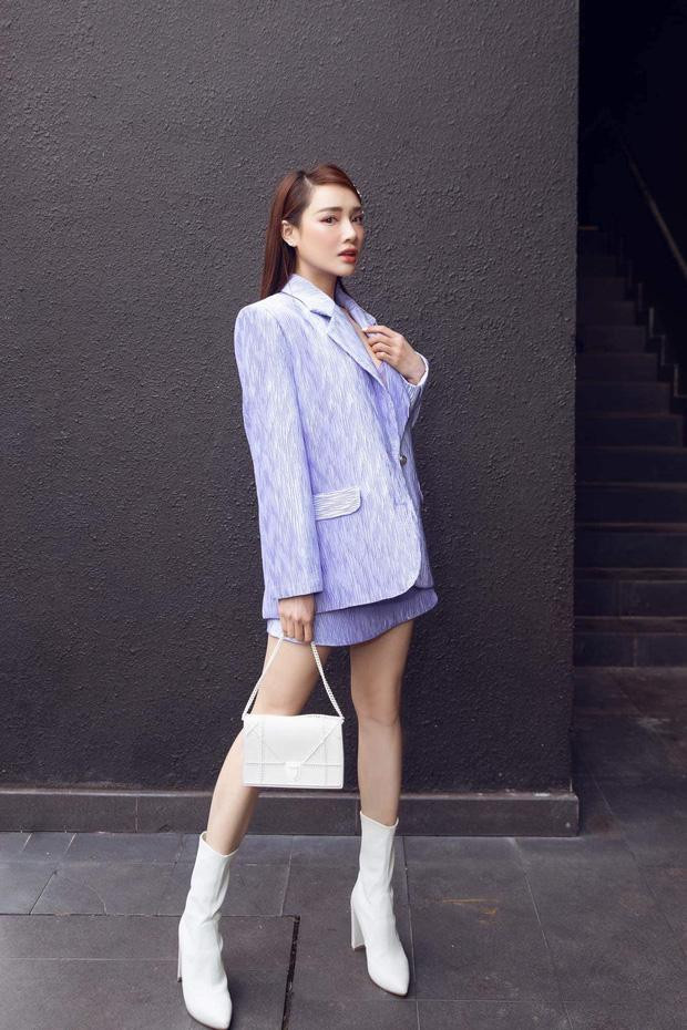 Ngoài tình bạn gắn bó nhiều năm, điều khiến fan cảm thấy thú vị ở Nhã Phương và Thúy Ngân ở gu thời trang cực giống nhau của cả 2. Không ít lần 2 nữ diễn viên đụng hàng nhưng tiếc là bà xã Trường Giang bị cô em "chặt đẹp". Ảnh: Set đồ này từng được Nhã Phương mặc tới dự một buổi công chiếu phim cách đây không lâu nhưng chỉ đẹp khi đã được photoshop kỹ càng.