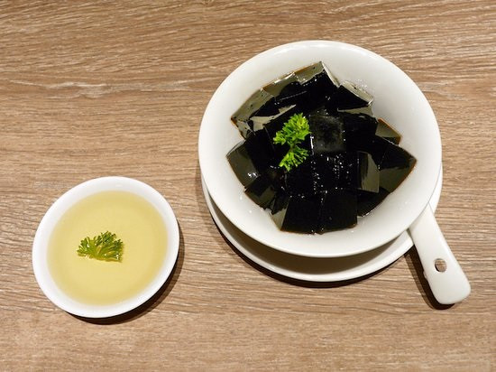 9. Cao quy linh: Đây là món thạch tráng miệng không chỉ được người lớn mà các bạn nhỏ cũng vô cùng yêu thích. Món ăn thanh mát này có thể cải thiện tuần hoàn, phục hồi các chức năng của thận và hỗ trợ sự phát triển của cơ bắp. Ngoài ra, ăn cao quy linh cũng giúp cho làn da khỏe mạnh và hồng hào.