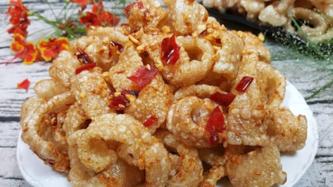 Vì công dụng tuyệt vời của bì lợn đối với sức khỏe và làm đẹp, các chuyên gia khuyến cáo chị em nên làm những món ăn liên quan tới bì lợn một tháng đôi lần. Để phong phú bữa ăn, chị em có thể tham khảo những món ăn làm từ bì lợn dưới đây: 1. Da heo chiên. Da heo chiên tỏi ớt: Khi lấy một miếng da heo cắn thử ta sẽ cảm nhận được lớp ngoài giòn rụm, thơm ngon hòa cùng chút vị cay nhẹ của ớt kết hợp với vị béo béo hấp dẫn của phần da heo bên trong. Hương thơm của tỏi phi thì bay tỏa khắp không gian khiến ai đã ngửi qua đều muốn thử và tận hưởng ngay vị ngon của món chiên hấp dẫn này.