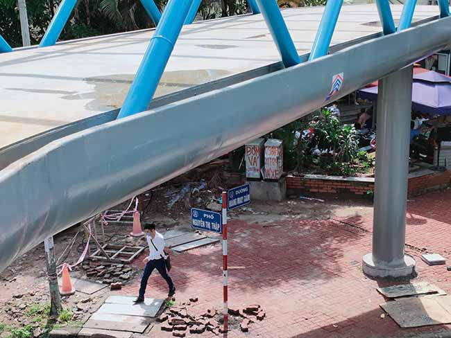 Chiếc cầu vượt dành riêng cho người đi bộ có hình chữ Y lần đầu tiên xây dựng ở Hà Nội được xây dựng tại nút giao thông ngã ba đường Hoàng Minh Giám - Nguyễn Thị Thập (Thanh Xuân, Hà Nội).