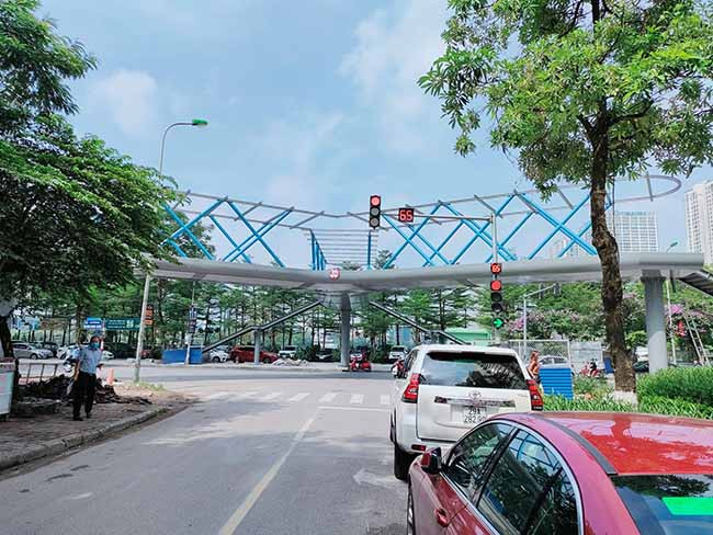 Cầu bộ hành chữ Y được các chuyên gia đánh giá là công trình có tính thẩm mỹ cao, đẹp nhất trong các cầu bộ hành hiện nay trên địa bàn Thủ đô.
