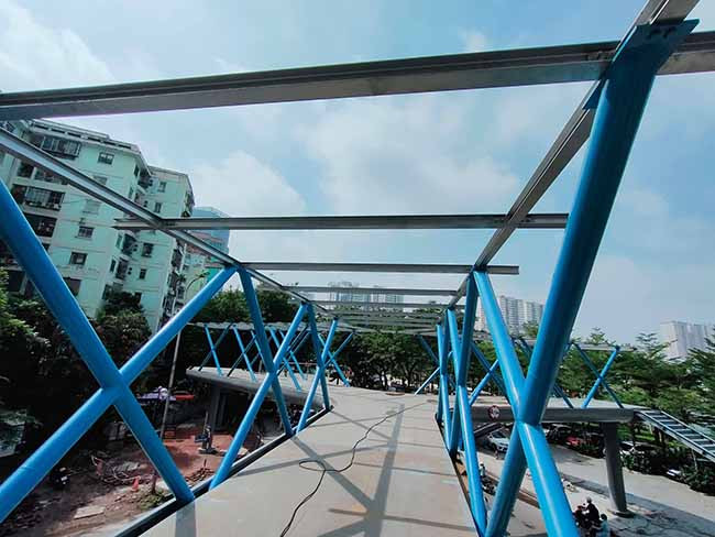 Mặt cầu được thiết kế rộng rãi, đảm bảo cho lượng lớn người đi bộ cùng lưu thông an toàn.