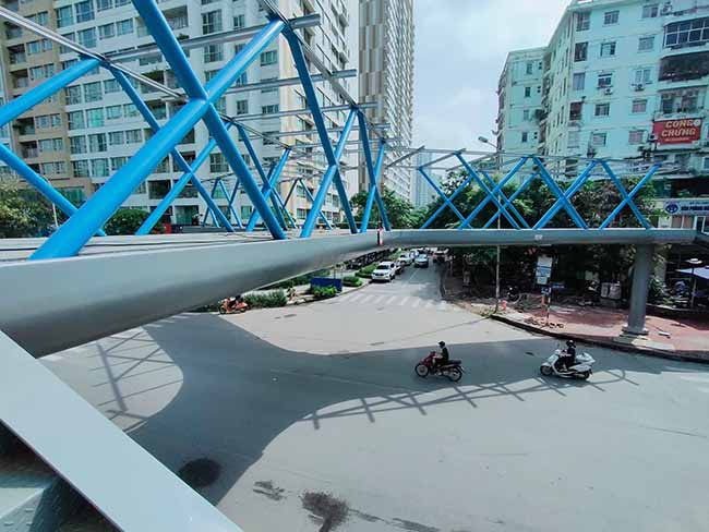 Hệ thống cột, dầm, xà, cầu thang bộ, khung lan can, khung mái che... đều đã hoàn thành phần thô.
