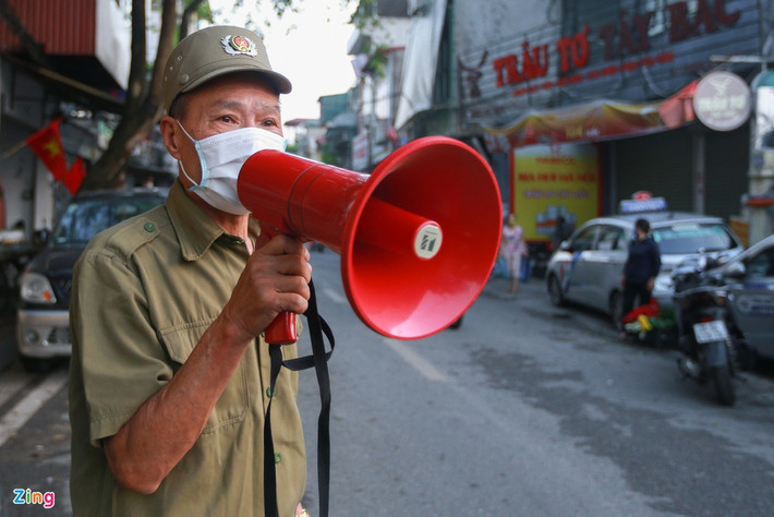 Loa phát thanh được lực lượng chức năng phát liên tục để tuyên truyền quyết định mới của TP và các biện pháp phòng, chống dịch bệnh.
