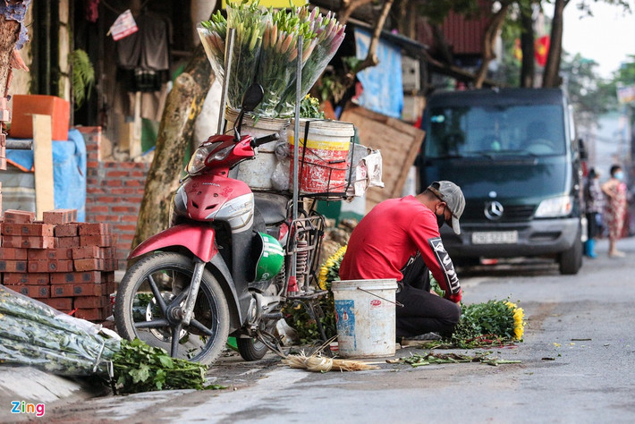 Nhiều tiểu thương tỏ ra bất ngờ vì quy định mới. “Hôm qua tôi có nghe về chủ trương của thành phố, nhưng gia đình đã lỡ thu hoạch số hoa đã đến kỳ nên vẫn mang lên đây bán nốt. Từ mai, tôi sẽ nghỉ”, ông Ngọc Đích (Mê Linh, Hà Nội) cho biết.