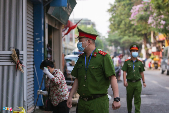 Đại diện Đội Cảnh sát giao thông trật tự, Công an quận Hai Bà Trưng, cho biết từ chiều 11/5, đơn vị đã thông báo để người dân nắm được chủ trương của thành phố. Trong buổi sáng 12/5, lực lượng cảnh sát, trật tự và lãnh đạo UBND các phường đồng loạt kiểm tra từ 5h. Việc này nhằm đảm bảo tuyên truyền cho người dân từ sớm, tránh để họ đã bày hàng hóa ra lại phải dọn vào.