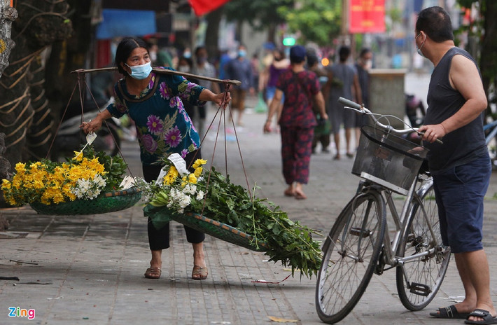 Một số gánh hàng rong đổi hướng đi nơi khác khi thấy cảnh sát trật tự.