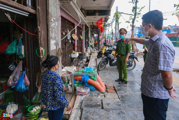 “Chúng tôi rất thông cảm với người dân, tuy nhiên đây là quy định bắt buộc để đảm bảo phòng, chống dịch bệnh. Trong ngày đầu ra quân, lực lượng chức năng sẽ chủ yếu nhắc nhở đối với những người đã lỡ nhập hàng. Từ ngày mai, chúng tôi sẽ làm mạnh tay hơn, thậm chí xử phạt để đảm bảo quy định được thực hiện nghiêm”, ông Đinh Đức Hiếu, Phó chủ tịch UBND phường Đồng Tâm, nói.