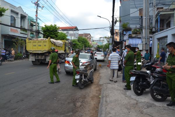 Nam thanh niên bị đâm chết lúc rạng sáng: Rạng sáng 12/5, Nguyễn Hoàng Phúc (33 tuổi, ngụ TP Mỹ Tho, Tiền Giang) bị 1 nhóm người đâm chém, anh ta chạy vào một con hẻm thì ngã gục nằm dưới đất. Thấy vậy, nhóm đối tượng trên đã bỏ chạy khỏi hiện trường. Mặc dù đã được người dân đưa Phúc đi cấp cứu nhưng sau đó đã tử vong. Hiện, Công an Tiền Giang đang truy bắt hung thủ gây ra vụ án.