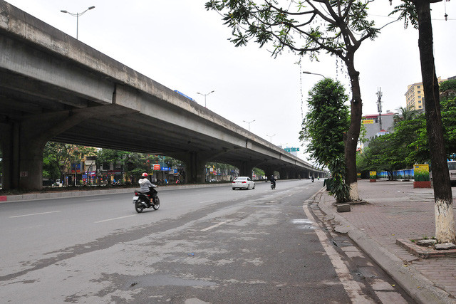 Các tuyến đường thường xuyên ùn tắc như Nguyễn Xiển, Nguyễn Trãi, Trường Chinh, Láng... trở nên cực kỳ thông thoáng ngay tại giờ cao điểm sáng 1/4. Các ngã tư thuộc điểm nóng về mật độ xe cộ cũng không hề xảy ra bất cứ xung đột nào khiến giao thông bị cản trở. (Ảnh: Gia Đình và Xã Hội).