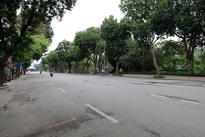 Tại khu vực hồ Hoàn Kiếm người đi lại qua nơi đây vắng hơn rất nhiều so với những ngày thường. (Ảnh: TTXVN).