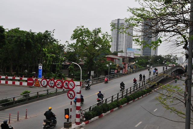Nhiều cơ quan, nhà máy cũng cho công nhân viên nghỉ làm hoặc làm việc tại nhà. Ý thức phòng chống dịch bệnh của người dân cũng đã được nâng cao, hạn chế ra đường, tụ tập đông người. Chính vì vậy mà nhiều điểm nóng ùn tắc của Hà Nội trở nên thông thoáng khác thường. (Ảnh: Gia Đình và Xã Hội).