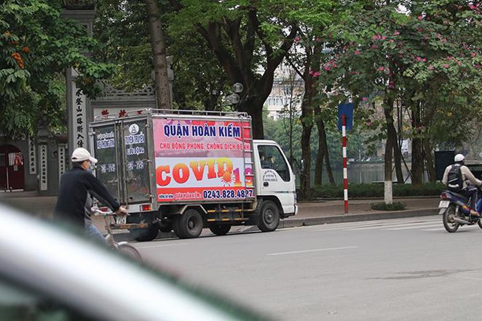 Tại khu vực quanh hồ Hoàn Kiếm, chính quyền địa phương dùng loa gắn trên xe ô tô nhắc nhở mọi người tuân thủ nguyên tắc cách ly ngăn ngừa dịch COVID-19. (Ảnh: TTXVN). >>> Xem thêm video: Hà Nội tĩnh lặng mùa dịch COVID-19. Nguồn: VTC 14.