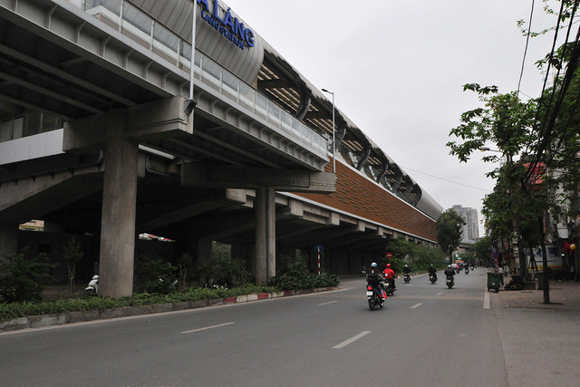 Người dân nhàn nhã di chuyển trên tuyến đường Láng. (Ảnh: Gia Đình và Xã Hội).
