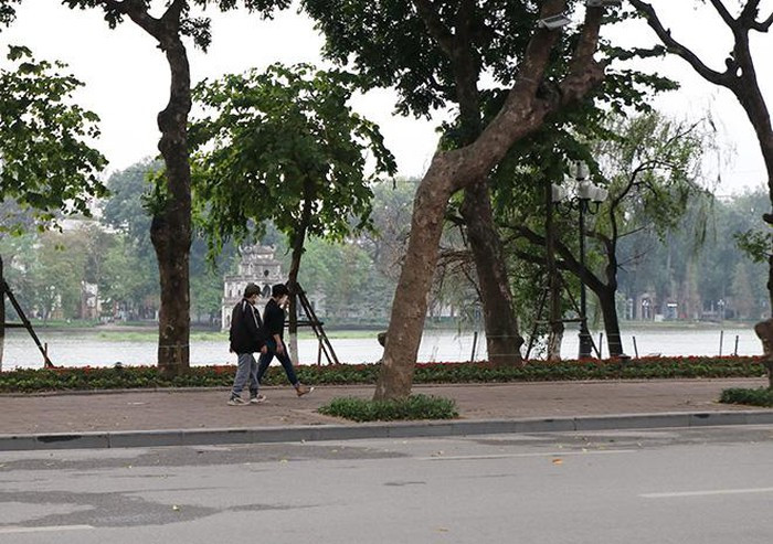 Một số người dân đi tập thể dục xung quanh bờ hồ. (Ảnh: TTXVN).