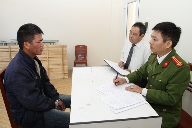 Tại cơ quan điều tra, Hà Văn Hoát khai nhận: Khoảng 14h ngày 6/11, Hoát đi xe mô tô theo đường mòn từ xã Đồng Khê (huyện Văn Chấn) lên thôn Làng Mảnh, xã Tà Xi Láng (huyện Trạm Tấu). Đi được khoảng 2km, do đường trơn nên Hoát để xe vào trong bụi cây ven đường và tiếp tục đi bộ.