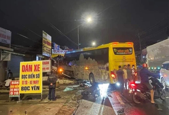 Tai nạn kinh hoàng, 4 người chết, 5 người bị thương nặng: Rạng sáng 30/9, xe khách thương hiệu Thành Bưởi (biển số 50F-004.83) khi đi qua huyện Định Quán đã va chạm với ô tô 16 chỗ chạy hướng ngược lại. Vụ tai nạn khiến 4 người chết, 5 người bị thương. Theo những người dân ở gần khu vực hai bên đường nơi xảy ra tai nạn, mọi người nghe tiếng va chạm rất mạnh. Khi bà con chạy ra nơi hai xe va chạm nhau thấy cảnh tượng kinh hoàng, trên xe nhiều tiếng kêu la.