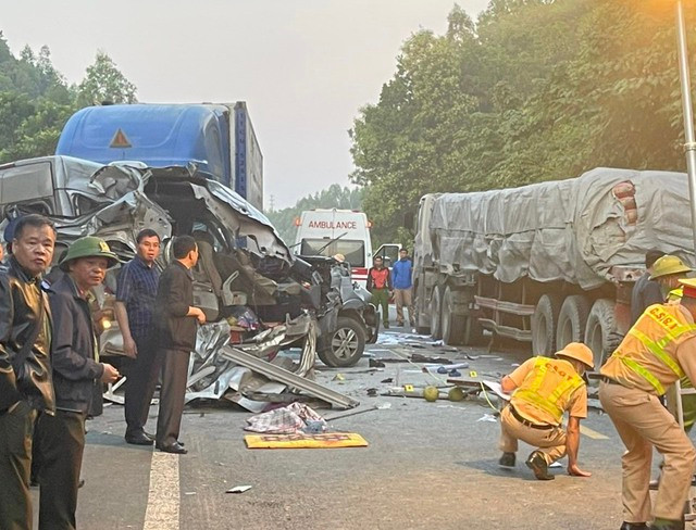 Tai nạn 5 người chết, 10 người bị thương tại Lạng Sơn: Lúc 2h10 sáng 31/10, tại Km 70+830 thuộc địa phận thôn Rừng Cấm, huyện Hữu Lũng, tỉnh Lạng Sơn xảy ra vụ tai nạn giao thông làm 5 người chết, 10 người bị thương. Nguyên nhân xảy ra vụ tai nạn là do ô tô BKS 14B-036.57 do lái xe Quách Đình Trọng (SN 1966 tại Quảng Ninh) điều khiển khi đến Km 70+830, quốc lộ 1A là đoạn đường dốc, cua, trời tối không có đèn đường nên đã đâm vào phần đuôi bên trái của ô tô đầu kéo BKS 98C-016.45 kéo theo sơmi rơmooc 98R-013.79 bị hư hỏng, đang dừng đỗ trên phần đường dành cho xe cơ giới, bị văng sang bên trái theo hướng đi, cùng lúc đó xe ô tô đầu kéo BKS 77H-036.57 kéo theo sơ mi rơ mooc BKS 77R-046.08 đi đến va chạm với xe BKS 14B-036.57.