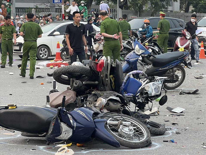 Ô tô tông liên hoàn 17 xe máy trước cổng trường, nhiều người bị thương: Chiều 5/4, tại ngã tư Xuân La - Võ Chí Công (Tây Hồ, Hà Nội), xảy ra vụ ô tô tông hàng loạt xe máy trên đường Võ Chí Công. Vụ việc được ghi nhận có hàng chục người bị thương, khoảng 17 xe máy bị hư hỏng nặng. Theo điều tra, nguyên nhân vụ tai nạn được xác định là do tài xế Hoàng Ngọc Vĩnh (sinh năm 1960) đạp nhầm chân ga dẫn đến va chạm với hàng loạt phương tiện khác. Theo kết quả giám định, lái xe không sử dụng bia rượu hay các chất kích thích khi lái xe.