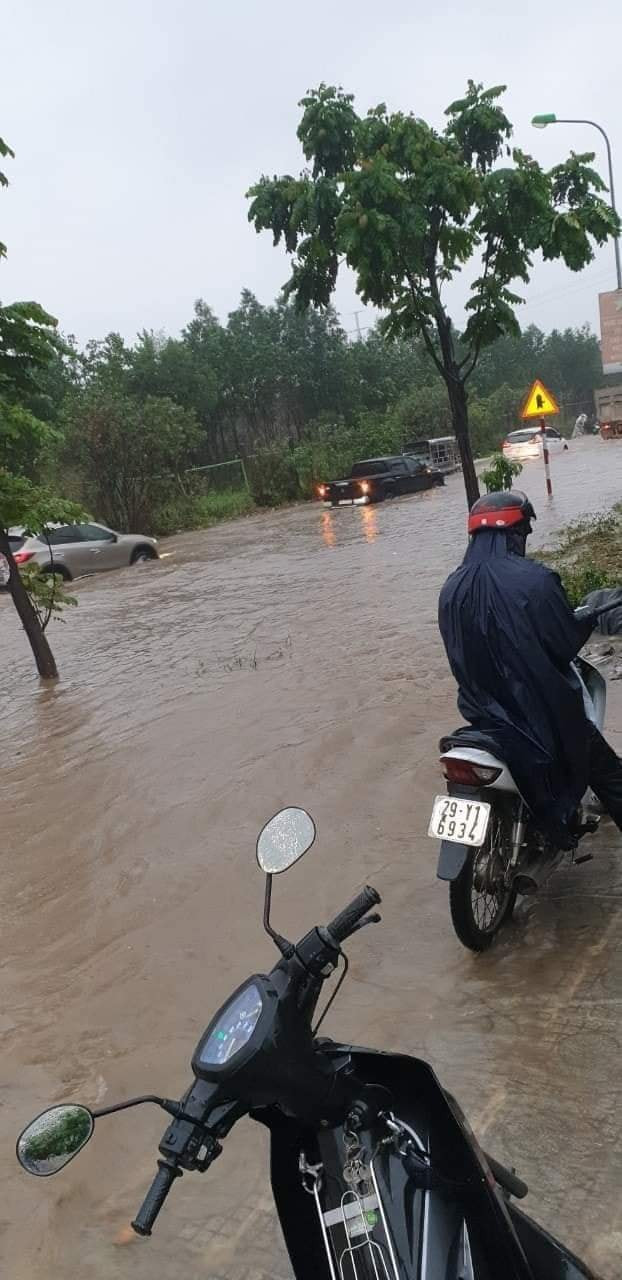 Có đoạn ngập dài hơn 1 km, vị trí nước ngập sâu nhất khoảng 50 cm. Nhiều phương tiện chết máy, giao thông qua khu vực di chuyển khó khăn.