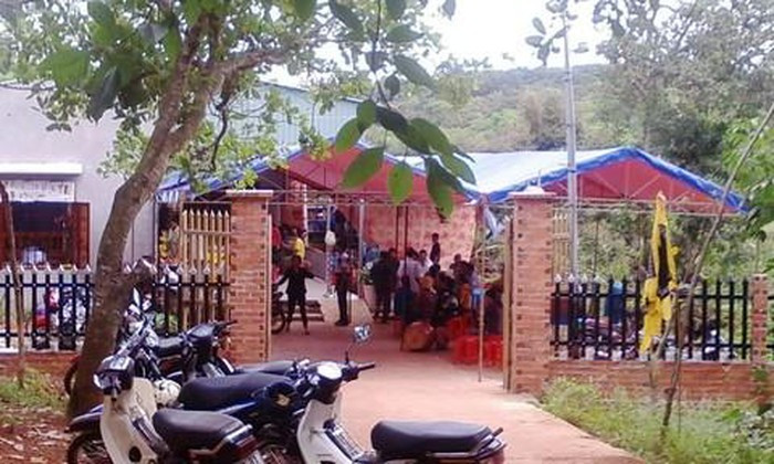 1. Chồng xô ngã vợ mới sinh đến tử vong: Ngày 9/10, Công an xã Quế Phong, tỉnh Nghệ An cho biết, đơn vị đã ra quyết định khởi tố vụ án, khởi tố bị can và bắt tạm giam Seo Văn Hải (26 tuổi, trú tại xã Tri Lễ) về hành vi “Cố ý gây thương tích dẫn đến hậu quả nghiêm trọng”. Nạn nhân là chị Lữ Thị Thư (33 tuổi, vợ Hải). Bức xúc với vợ Hải đã xô ngã rồi bỏ đi chơi sau đó quay trở về nhà thì phát hiện vợ đã tử vong.