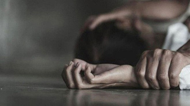 Nghe tiếng mẹ kêu "cướp...", cháu H. đang ngủ trong nhà bật dậy, nhưng không kịp bỏ chạy. Hai tên cướp đội mũ bảo hiểm và mũ len trùm kín mặt, chỉ hở 2 con mắt, xông vào buồng ngủ của H. Cháu gái hết lời van xin, nhưng hai kẻ mất nhân tính bỏ ngoài tai, xâm hại xong thì trói H. vào xà nhà. Khi chúng đang ra bờ sông (cách nhà nạn nhân khoảng 25m) để bỏ thi thể ông Đ. vào bao tải đem giấu, thì cháu H. cởi được trói, hô "Cướp! Cướp!...". (Ảnh minh họa)