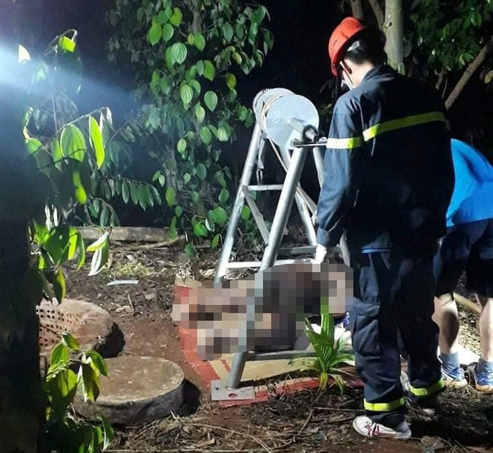 Đến 19h cùng ngày, nhận tin báo về vụ trọng án, Công an tỉnh Hà Giang đã nhanh chóng có mặt. Tại hiện trường, có nhiều vết máu ở đầu hồi nhà, nhà vệ sinh, trên khúc gậy dài 90cm... Trục vớt từ giếng lên, phát hiện thi thể của bà Y. và cháu H., cùng nhiều vật chứng liên quan. Mở rộng khám nghiệm hiện trường, cơ quan công an phát hiện một bao tải giấu ở bụi cây ven bờ sông Lô, cách nhà khoảng 25m, trong chứa thi thể ông Đ. Cả 3 người đều bị sát hại rất dã man bằng dao và gậy. Đặc biệt, bé gái còn bị trói, hiếp dâm, chém nhiều nhát.(Ảnh minh họa, nguồn ảnh Báo Người lao động)